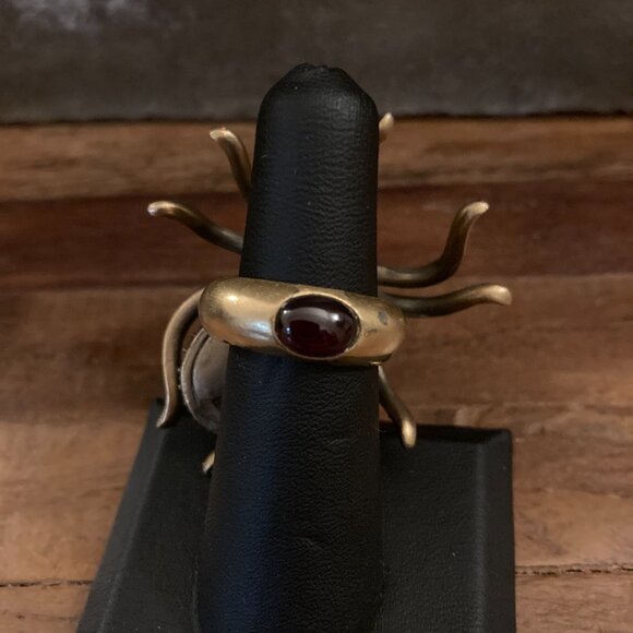 V. RARE 90's Linda Levinson Matte Gold, Rhinestone & Garnet Spider Ring, signed. - Picture 5 of 11